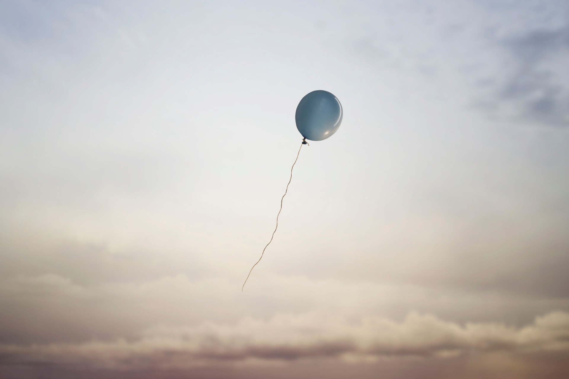 Viaje surrealista de un globo volando en el cielo hacia la libertad, concepto de ligereza del espíritu de los soñadores